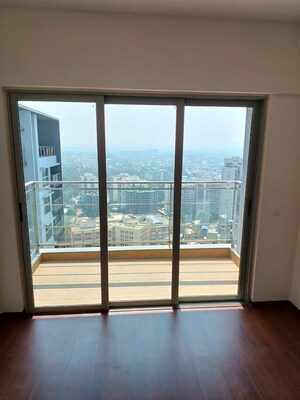 Room in 3.5 BHK Apartment at Amanora Ascent Towers, Amanora Park Town – for Sale