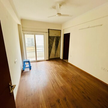 Room in 2 BHK Apartment at Amrapali Centurian Park, Amrapali Dream Valley – for Rent