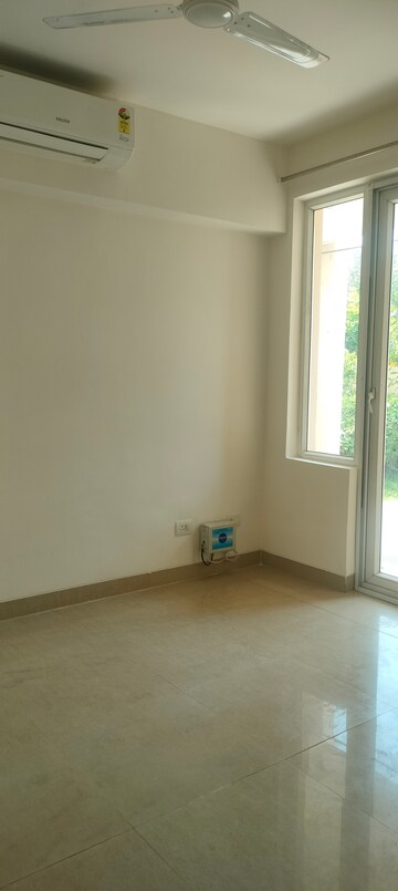 Room in 4 BHK Apartment at Emaar Emerald Floors Premier, Sector 65 – for Rent