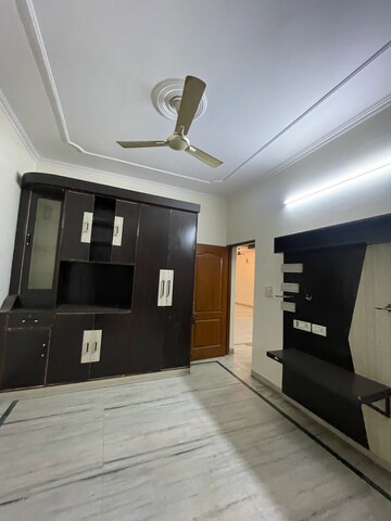 Living Room in 3 BHK Builder Floor at Sector 43 – for Rent