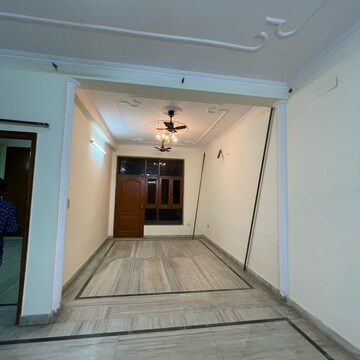 Building Lobby in 3 BHK Builder Floor at Sector 43 – for Rent