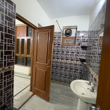 Bathroom in 3 BHK Builder Floor at Sector 43 – for Rent