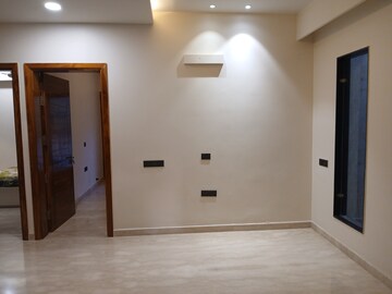 Room in 2.5 BHK Builder Floor at Sector 14 – for Rent