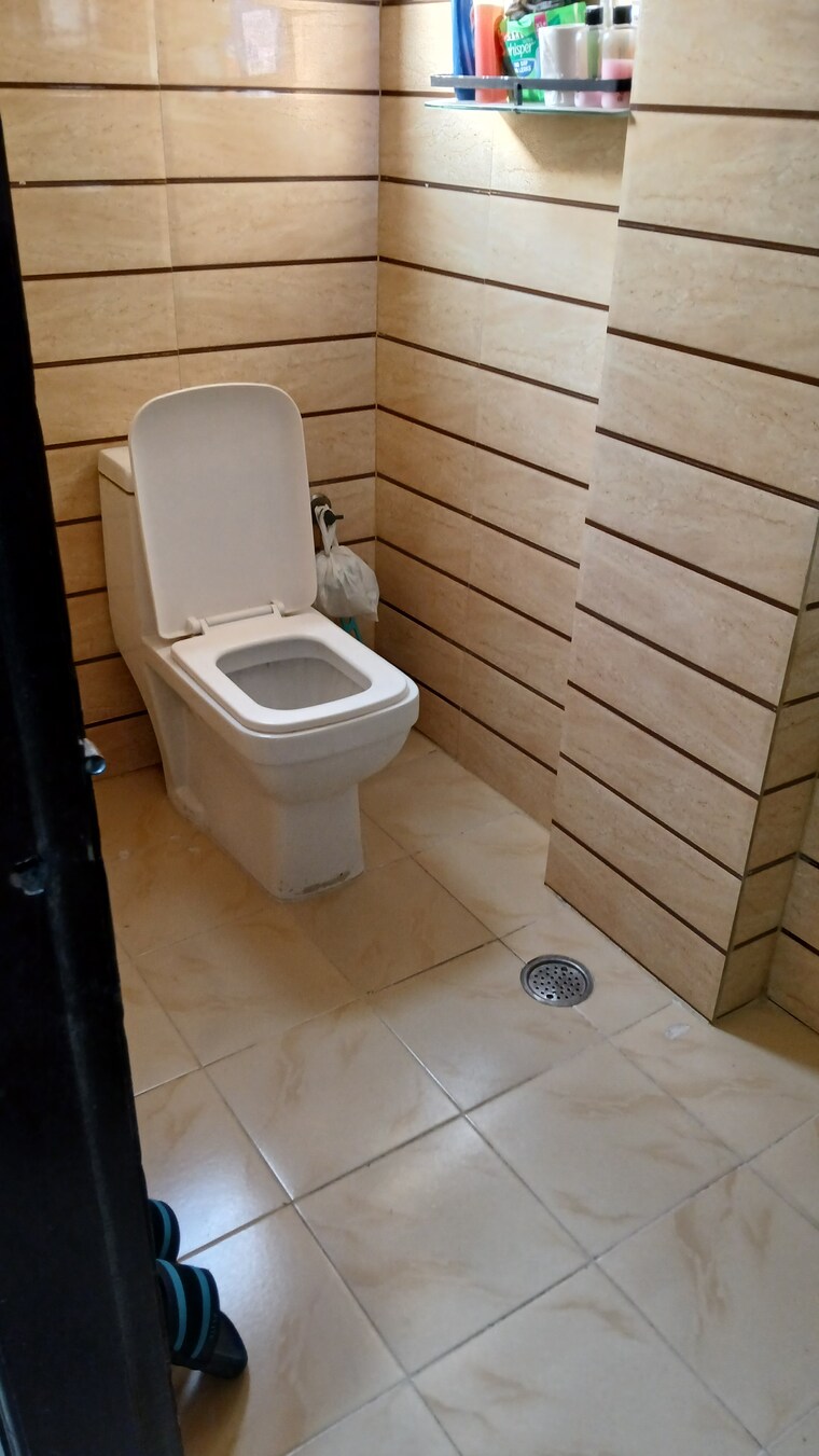 Bathroom, batla house 3 Bedroom 890 Sq.Ft. Apartment In Batla House Delhi 8387336