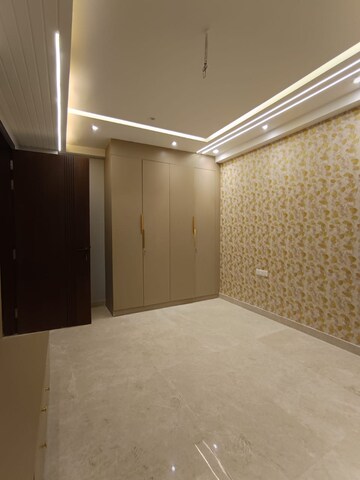 Room in 3.5 BHK Apartment at Paschim Vihar – for Rent