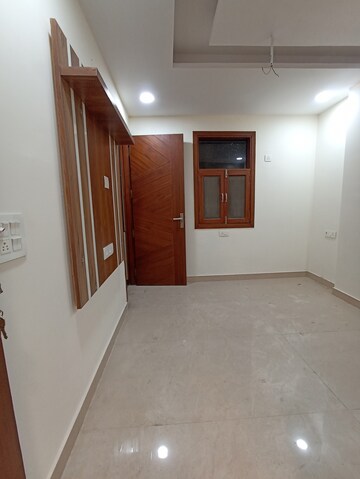 Room in 2.5 BHK Apartment at Paschim Vihar – for Rent
