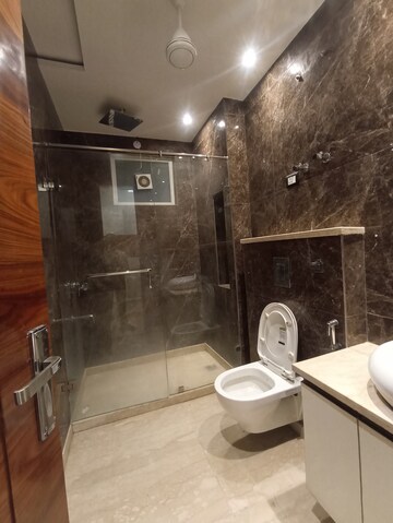 Furnished Amenities in 3.5 BHK Apartment at Paschim Vihar – for Rent