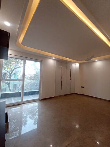 Room in 3.5 BHK Apartment at Paschim Vihar – for Rent
