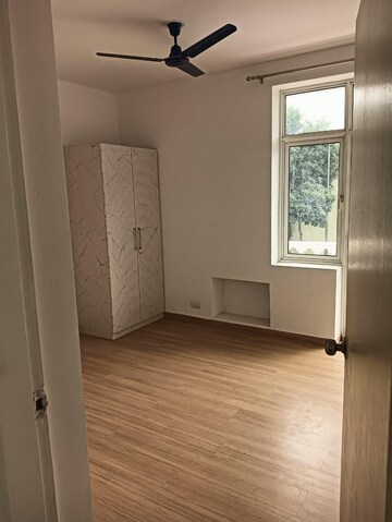 Room in 3 BHK Builder Floor at Omaxe Lake, North Mullanpur – for Rent