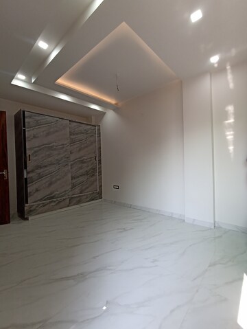Room in 3.5 BHK Apartment at Paschim Vihar – for Rent