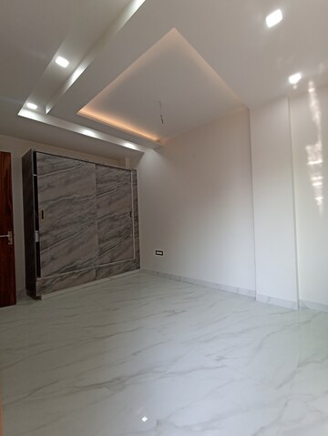 Room in 3.5 BHK Apartment at Paschim Vihar – for Rent