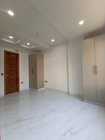 Room in 3.5 BHK Apartment at Paschim Vihar – for Rent