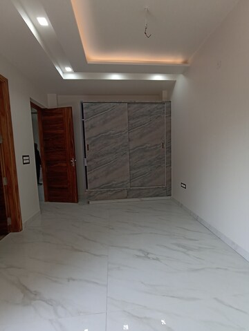 Room in 3.5 BHK Apartment at Paschim Vihar – for Rent