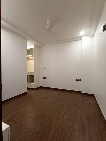 Room in 3.5 BHK Apartment at Paschim Vihar – for Rent
