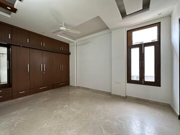 Room in 3.5 BHK Apartment at Paschim Vihar – for Rent