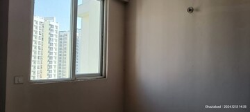 Room in 3 BHK Apartment at Amrapali Golf Homes, Sector 4, Greater Noida – for Rent
