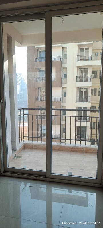 Room in 3 BHK Apartment at Amrapali Golf Homes, Sector 4, Greater Noida – for Rent