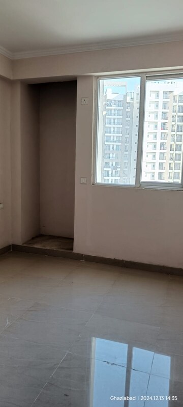 Room in 3 BHK Apartment at Amrapali Golf Homes, Sector 4, Greater Noida – for Rent