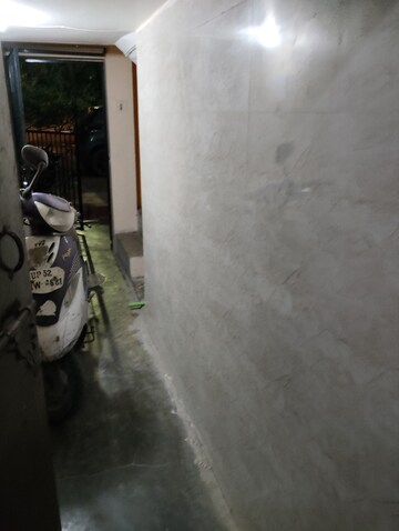 Parking in 1.5 BHK Independent House at Vikas Nagar – for Rent