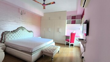 Team Area in 4 BHK Apartment at DLF The Summit, Dlf Phase V – for Rent