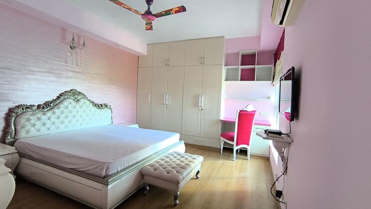 Team Area, dlf-the-summit 4 Bedroom 3500 Sq.Ft. Apartment In Dlf Phase V Gurgaon 8387460