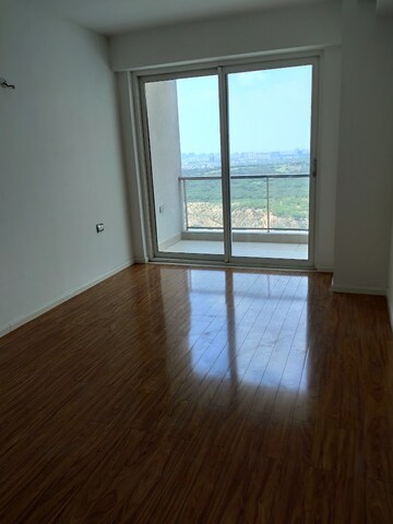 Room in 4 BHK Apartment at DLF The Crest, Sector 54 – for Rent