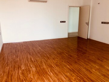 Room in 4 BHK Apartment at DLF The Crest, Sector 54 – for Rent
