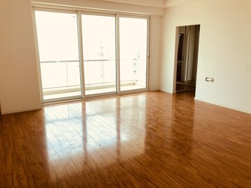 Room in 4 BHK Apartment at DLF The Crest, Sector 54 – for Rent