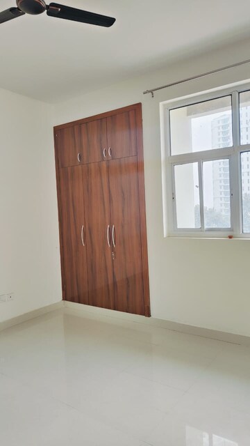 Room in 3.5 BHK Apartment at Ansals Celebrity Greens, Sushant Golf City – for Rent