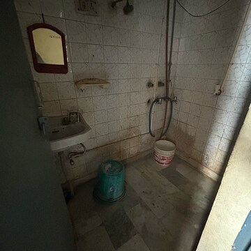 Bathroom in 1.5 BHK Builder Floor at Kotla Mubarakpur – for Rent