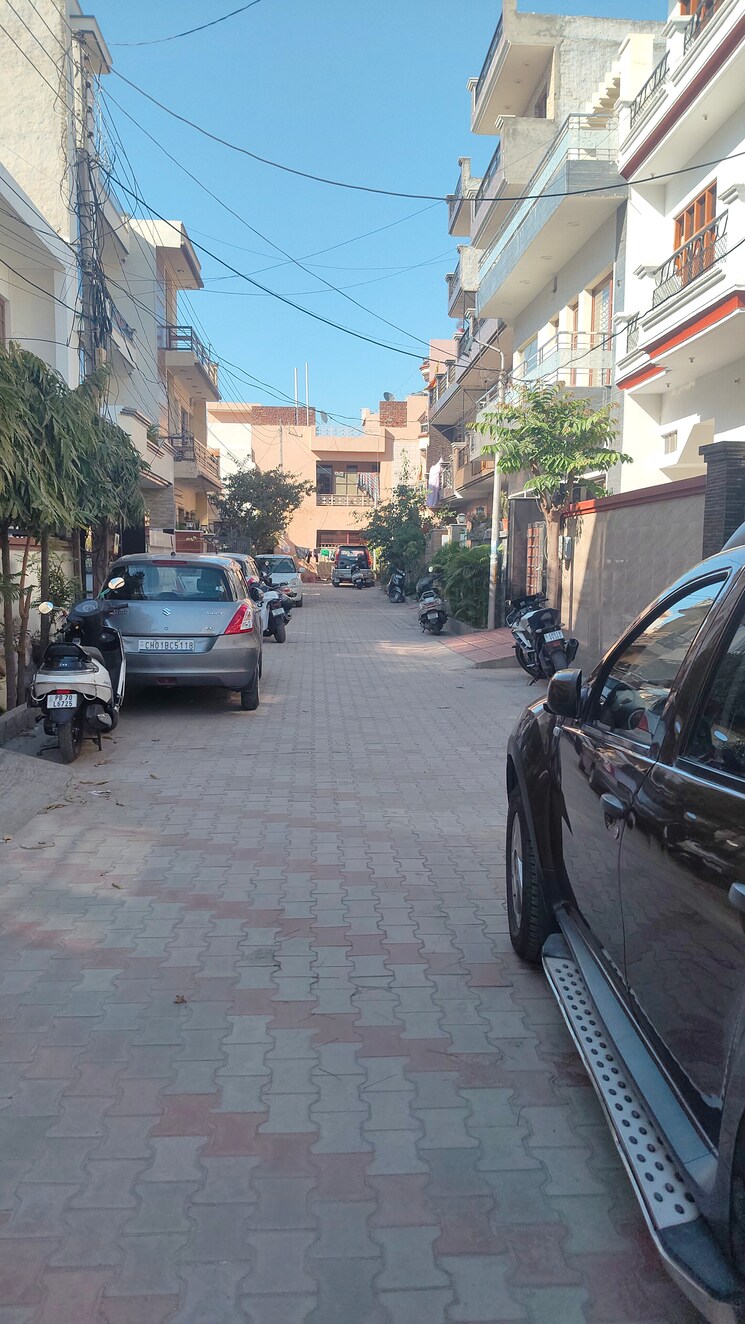  Parking, ambala highway 6+ Bedroom 245 Sq.Yd. Independent House In Ambala Highway Zirakpur 8387641