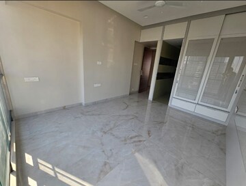 Room in 4 BHK Apartment at Aum Nirvan, Khar West – for Rent