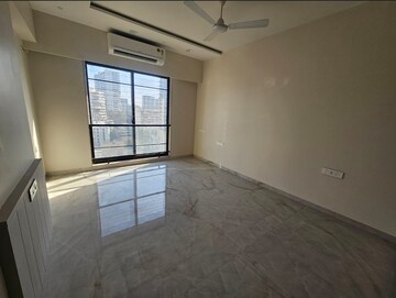 Room in 4 BHK Apartment at Aum Nirvan, Khar West – for Rent