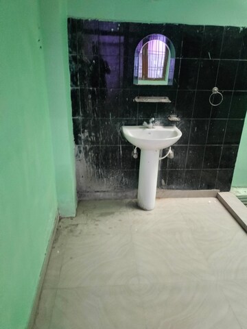 Bathroom in 1.5 BHK Builder Floor at Kamta – for Rent