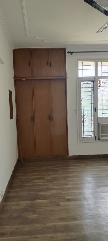 Room in 3 BHK Builder Floor at Unitech South City II, Sector 50 – for Rent