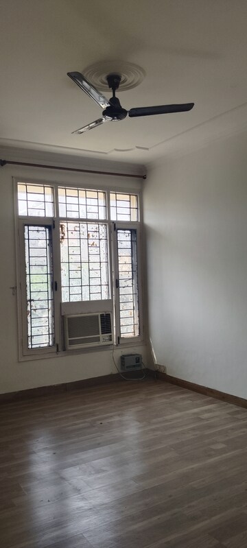 Room in 3 BHK Builder Floor at Unitech South City II, Sector 50 – for Rent