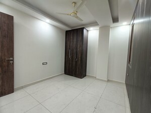 Room in 3 BHK Builder Floor at Dwarka Mor – for Sale