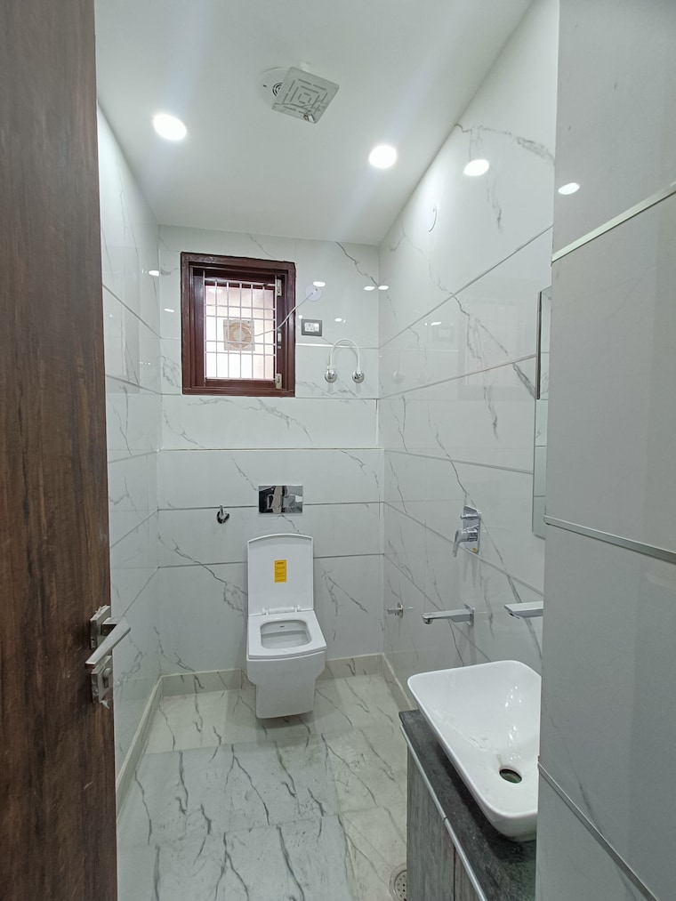 Bathroom, dwarka mor 3 Bedroom 135 Sq.Yd. Builder Floor In Dwarka Mor Delhi 8388797
