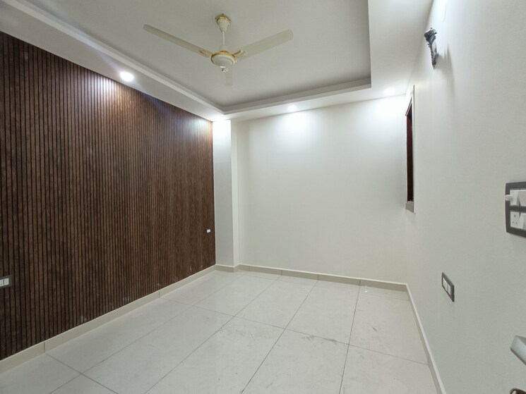 Room, dwarka mor 3 Bedroom 135 Sq.Yd. Builder Floor In Dwarka Mor Delhi 8388797