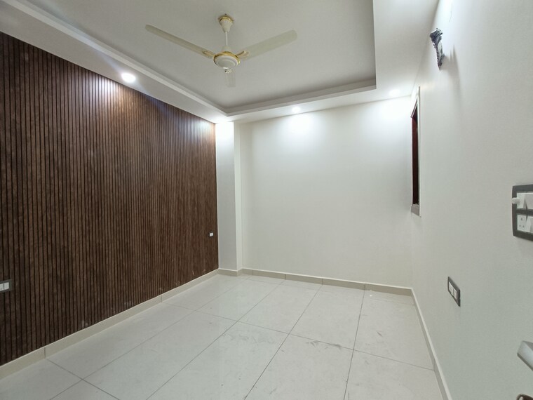 Room, dwarka mor 3 Bedroom 135 Sq.Yd. Builder Floor In Dwarka Mor Delhi 8388797