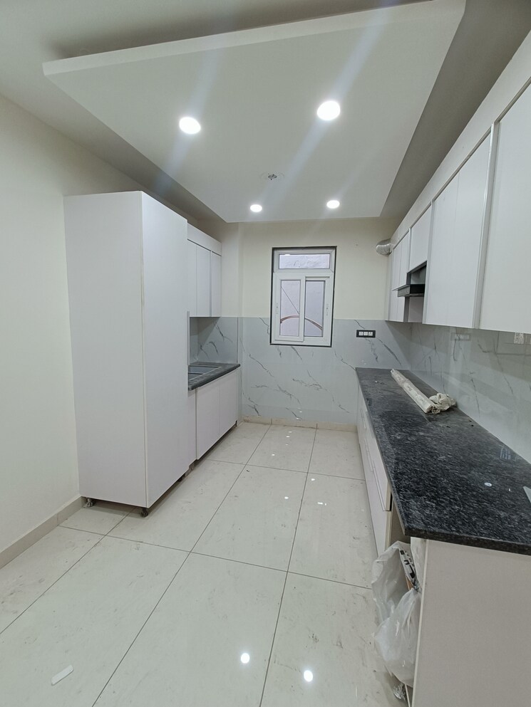 Kitchen, dwarka mor 3 Bedroom 135 Sq.Yd. Builder Floor In Dwarka Mor Delhi 8388797