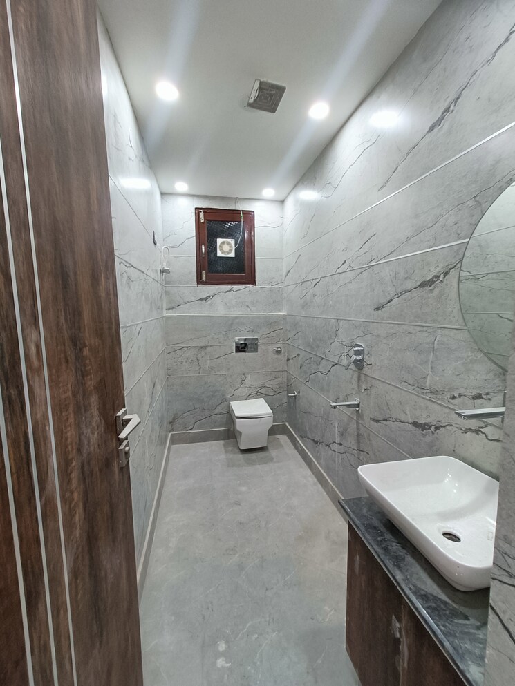 Bathroom, dwarka mor 3 Bedroom 135 Sq.Yd. Builder Floor In Dwarka Mor Delhi 8388797