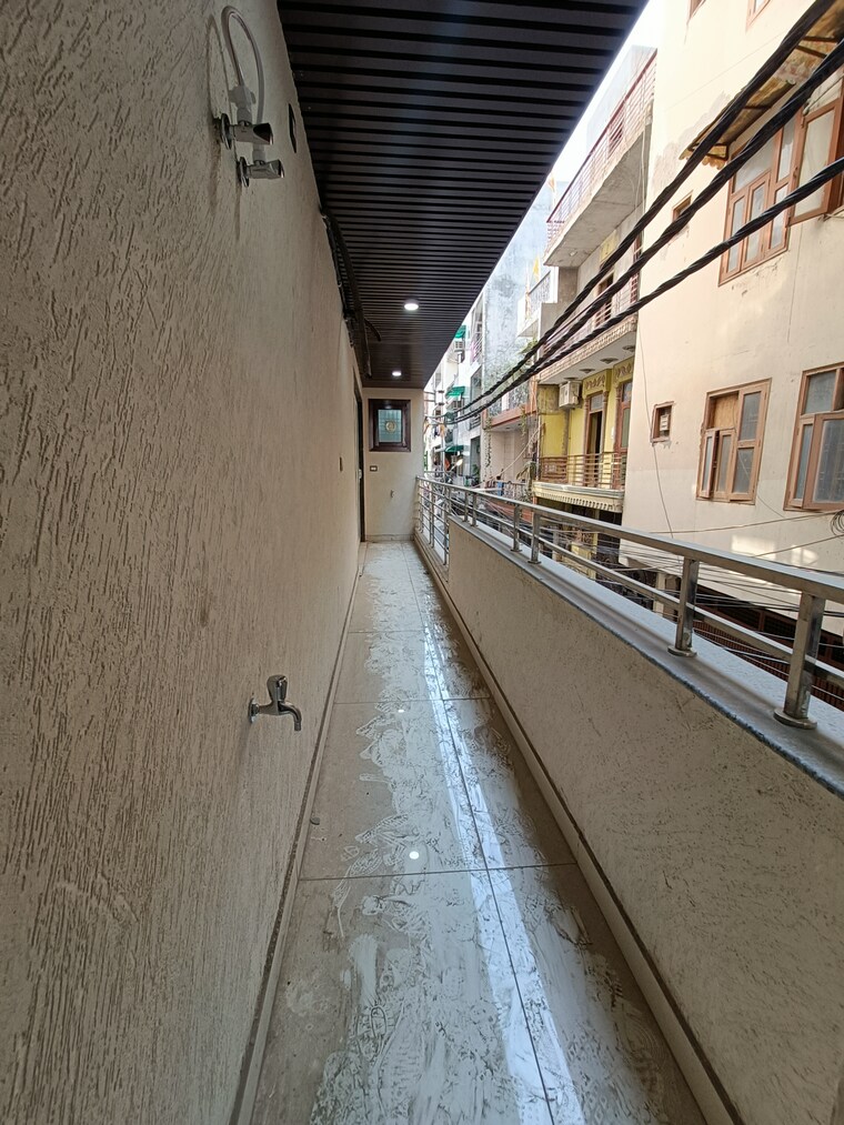 Balcony, dwarka mor 3 Bedroom 135 Sq.Yd. Builder Floor In Dwarka Mor Delhi 8388797