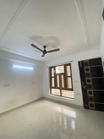 Room in 3 BHK Builder Floor at Ansal Plaza Sector-23, Sector 23 – for Rent