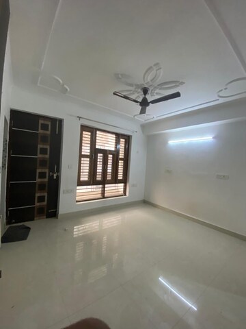 Room in 3 BHK Builder Floor at Ansal Plaza Sector-23, Sector 23 – for Rent