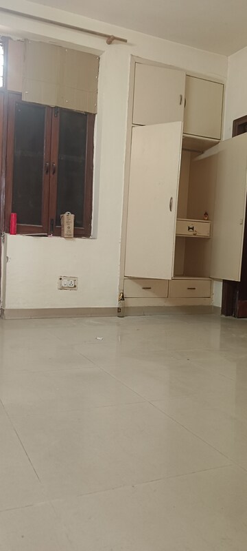 Bathroom in 3 BHK Builder Floor at Ardee Mall, Sector 52 – for Rent
