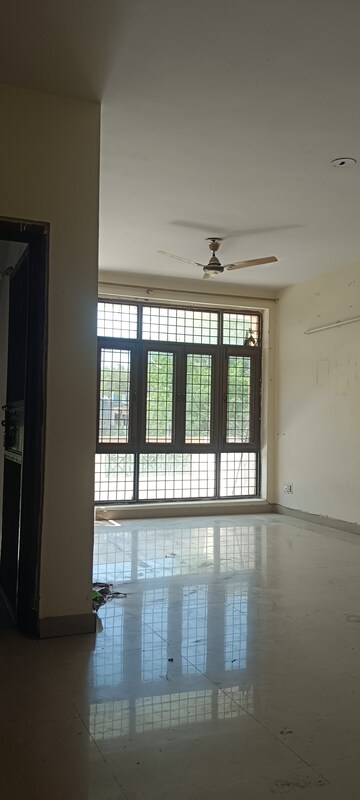 Room in 3 BHK Builder Floor at Ardee Mall, Sector 52 – for Rent