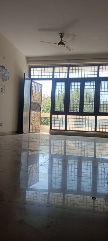 Room in 3 BHK Builder Floor at Ardee Mall, Sector 52 – for Rent