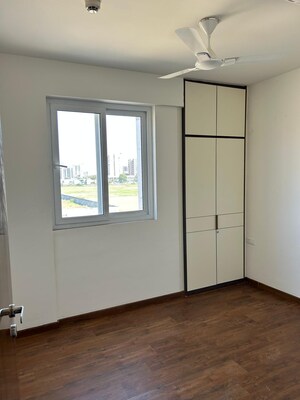 Room in 3 BHK Apartment at DLF Alameda, Sector 73 – for Sale