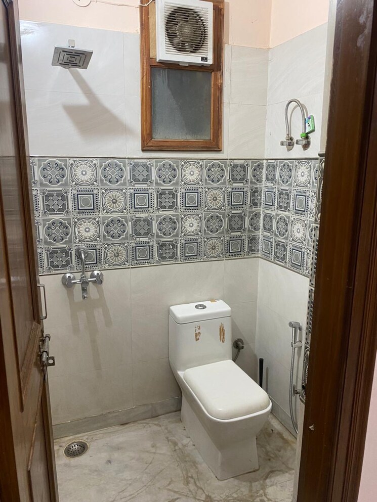 Bathroom, sector 23a 2 Bedroom 1200 Sq.Ft. Builder Floor In Sector 23a Gurgaon 8389405